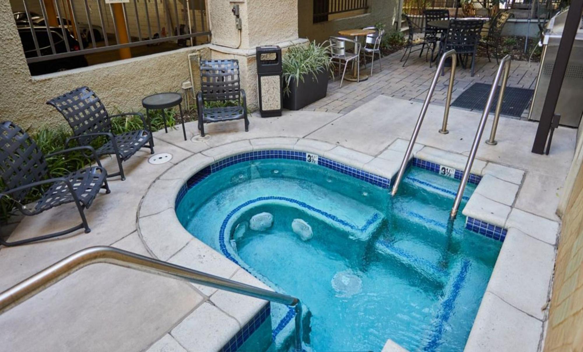 Apartahotel Beverly Hills Chic 2 Bed 2bath With Patio And Parking 309